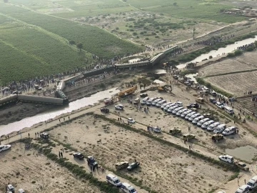 Pakistan&rsquo;daki tren kazasında can kaybı 30&rsquo;a y&uuml;kseldi