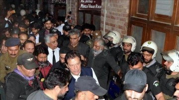 Pakistan'da mahkeme, eski Başbakan Han'a 2 hafta s&uuml;reyle "ge&ccedil;ici kefalet" verdi