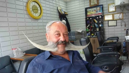 &rsquo;Pala Dayı&rsquo; bıyıklarını kesmesi i&ccedil;in teklif edilen 4 bin euro teklifi g&ouml;z&uuml; kapalı geri &ccedil;evirdi
