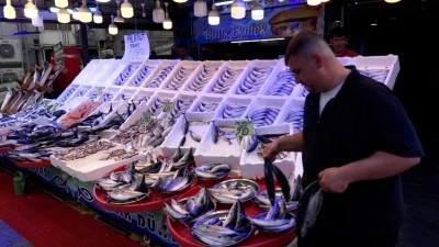 Palamut ve hamsi vatandaşların y&uuml;z&uuml;n&uuml; g&uuml;ld&uuml;rd&uuml;