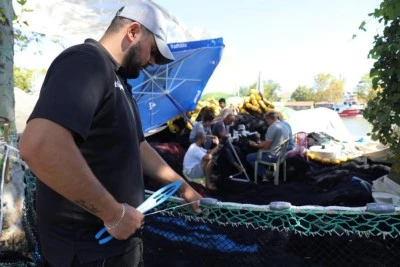 Palamuttan &uuml;midini kesen balık&ccedil;ılar, ağlarını hamsi i&ccedil;in onardı