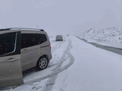 Paland&ouml;ken ge&ccedil;idinde ulaşıma kar ve tipi engeli
