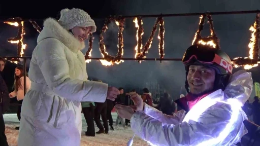 Paland&ouml;ken&rsquo;in zirvesinde s&uuml;rpriz evlilik teklifi
