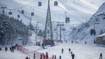 Paland&ouml;ken'de s&ouml;mestir tatilinin son g&uuml;n&uuml;nde yoğunluk yaşanıyor