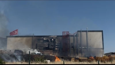 Palet yangını fabrikaya sı&ccedil;radı: 4 iş&ccedil;i dumandan etkilendi