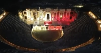 Pamukkale ve Hierapolis, kırmızı-beyaz renklerle aydınlatıldı