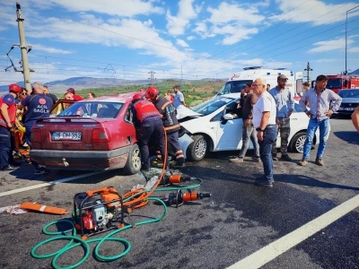 Pamukova&rsquo;da 2 otomobil &ccedil;arpıştı 1&rsquo;i ağır 7 yaralı