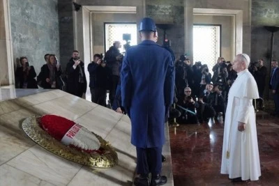 Papa, Ata'nın huzurunda