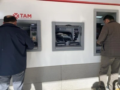 Para &ccedil;ekemediği ATM'yi balyozla par&ccedil;aladı