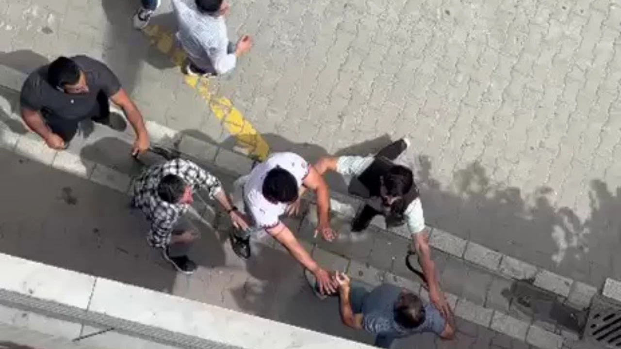 Para vermeden tıraş olduğu berber "Bir daha gelme" dedi! Akrabalarıyla d&uuml;kkanı bastı...