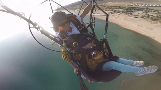 Paramotorla u&ccedil;an k&uuml;&ccedil;&uuml;k &ccedil;ocuk uyuyakaldı: O anlar kamerada
