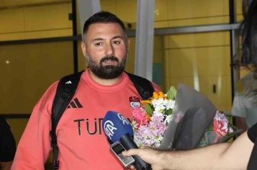 Paris&rsquo;te m&uuml;cadele eden para halterciler Ankara&rsquo;ya d&ouml;nd&uuml;
