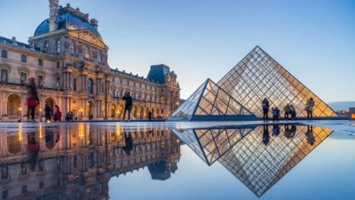 Paris'teki &uuml;nl&uuml; Louvre M&uuml;zesi'nde soygun paniği