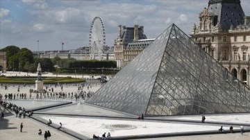 Paris'teki Louvre M&uuml;zesi bomba ihbarı nedeniyle kapatıldı