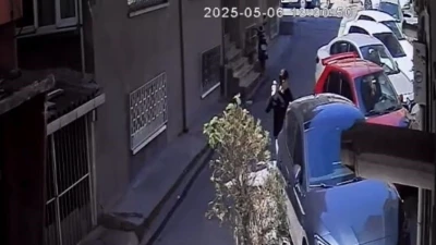 Park halindeki araca taş ve yumruklarla saldırdı: Hi&ccedil;bir şey olmamış gibi yoluna devam etti
