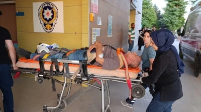 Park halindeki kamyona &ccedil;arpan servis minib&uuml;s&uuml;n&uuml;n şof&ouml;r&uuml; ağır yaralandı