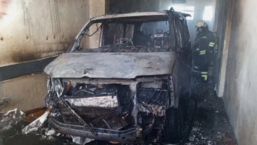 Park halindeki minib&uuml;s alevlere teslim oldu
