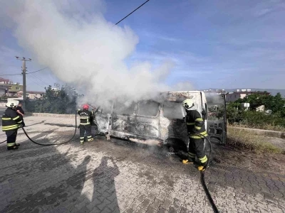 Park halindeki minib&uuml;s alevlere teslim oldu
