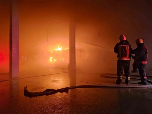 Park halindeki otob&uuml;s alev aldı
