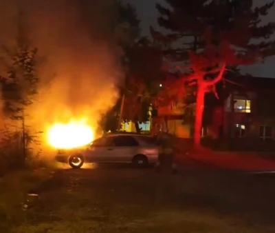 Park halindeki otomobil alev alev yandı
