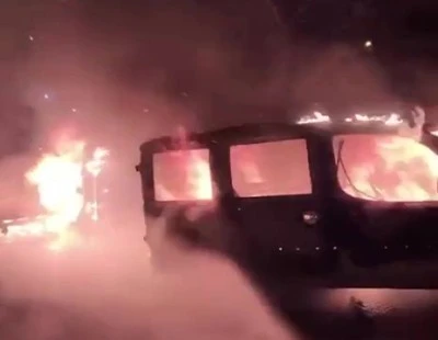 Bursa'da park halindeki iki otomobil yandı