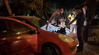 Park halindeki otomobilde &ccedil;ıkan yangın itfaiye ekiplerince s&ouml;nd&uuml;r&uuml;ld&uuml;
