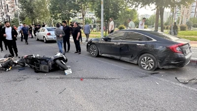 Park halindeki otomobile &ccedil;arpıp ikiye b&ouml;l&uuml;nen motosikletin s&uuml;r&uuml;c&uuml;s&uuml; yaralandı