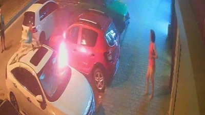 Park halindeki otomobilin &uuml;zerine battaniye &ouml;rt&uuml;p ateşe vermişti