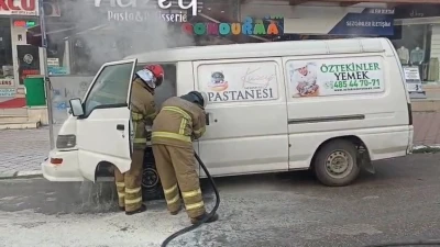 Park halindeki panelvan minib&uuml;ste yangın paniği
