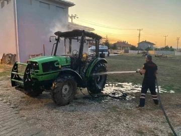 Park halindeki trakt&ouml;r yandı
