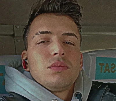 Park halindeki trakt&ouml;re &ccedil;arpan motosikletin s&uuml;r&uuml;c&uuml;s&uuml; &ouml;ld&uuml;