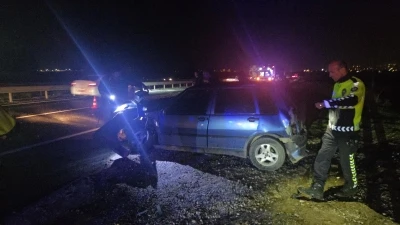 Park halindeyken yola &ccedil;ıkan otomobil, yolcu otob&uuml;s&uuml;yle &ccedil;arpıştı