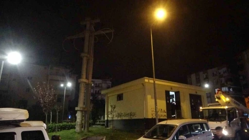 Park i&ccedil;indeki elektrik telleri alev alev yandı, mahallede korku dolu anlar yaşandı
