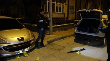 Park yeri y&uuml;z&uuml;nden komşusuna kızdı, araca kurşun yağdırdı