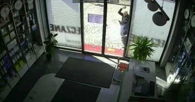 Parke taşıyla eczanenin camını kırdı, ay&ccedil;i&ccedil;eği yağıyla kundaklamak istedi