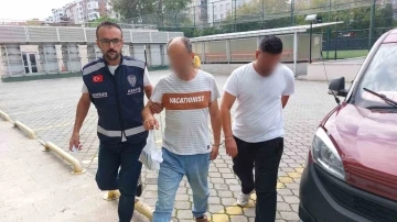 Parktaki &ccedil;&ouml;p kovalarını &ccedil;alan hurdacılar ka&ccedil;arken yakalandı
