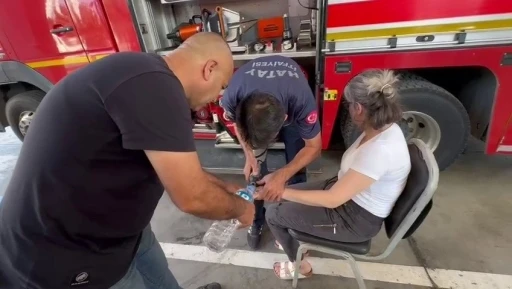 Parmağına y&uuml;z&uuml;k sıkışan kadının yardımına itfaiye yetişti
