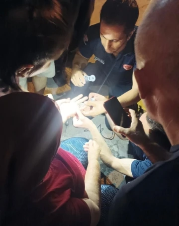 Parmağına y&uuml;z&uuml;k sıkışan vatandaşın imdadına itfaiye yetişti
