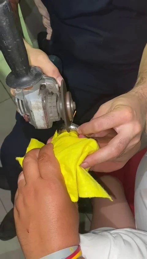 Parmağını musluk rozetine sıkıştıran &ccedil;ocuğun imdadına itfaiye yetişti
