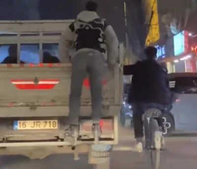 Patenli ve bisikletli 2 gencin trafikteki tehlikeli hareketleri 