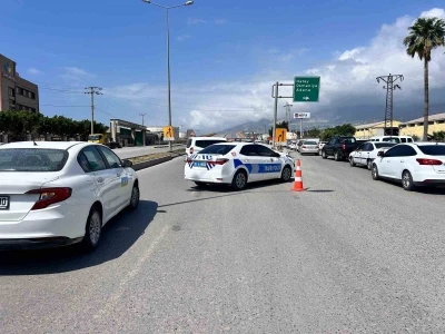 Patlamayla yaşanan doğalgaz ka&ccedil;ağını hi&ccedil;e sayarak sigara i&ccedil;en vatandaşlara polisten anonslu uyarı
