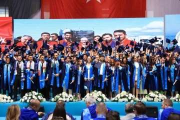 PA&Uuml; bu d&ouml;nem 7690 mezununu kariyer hayatlarına uğurladı
