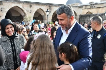 Payas Belediyesi&rsquo;nin sanat&ccedil;ı Aslı H&uuml;nel ile birlikte depremzede &ccedil;ocuklara moral etkinliği
