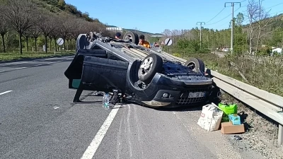 Pazaryeri&rsquo;nde &ccedil;arpışan otomobillerden biri takla attı: 1 yaralı

