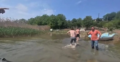 Pedallı kanodan d&uuml;şen 3 kişi &ouml;l&uuml;m&uuml;n kıyısından son anda kurtarıldı
