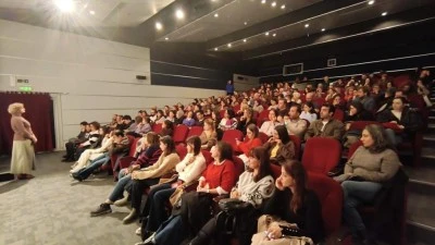 Pelin Esmer, yeni filmiyle Nil&uuml;fer&rsquo;de sinemaseverlerle buluştu