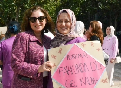 Pembe kurdeleli farkındalık y&uuml;r&uuml;y&uuml;ş&uuml;