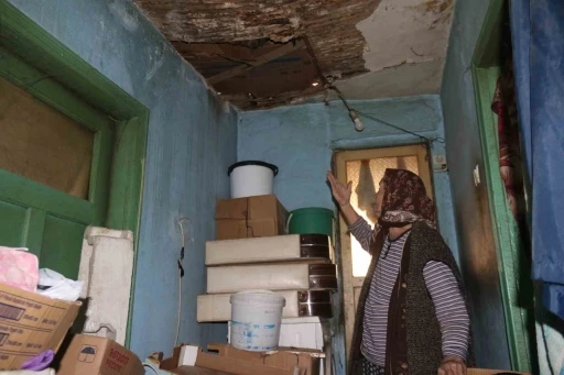 Penbeg&uuml;l teyze akan &ccedil;atısına yardım bekliyor
