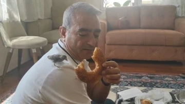 Pencereden giren ser&ccedil;e evi terk etmiyor
