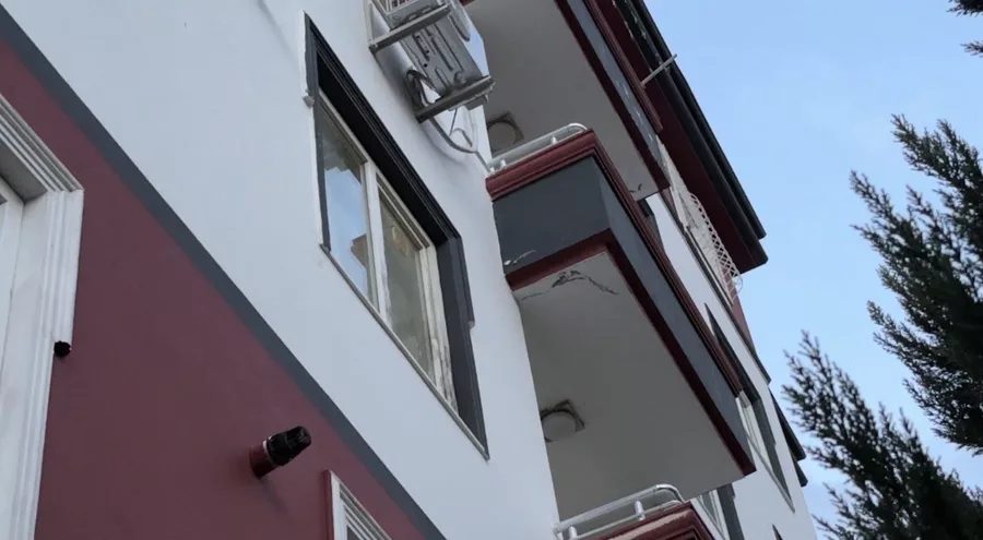 Pencereden peş peşe atladılar! Anne kurtarılamadı, baba ve &ccedil;ocuğu hastanede